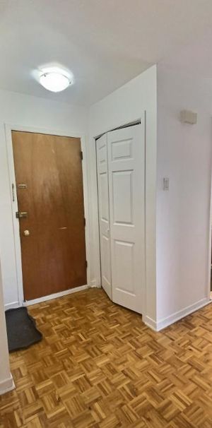 Saint Léonard- 4 1/2 2e étage semi meublé: cuisinière,frigo, table avec 6 chaises,matelas queen,rideau - Photo 1