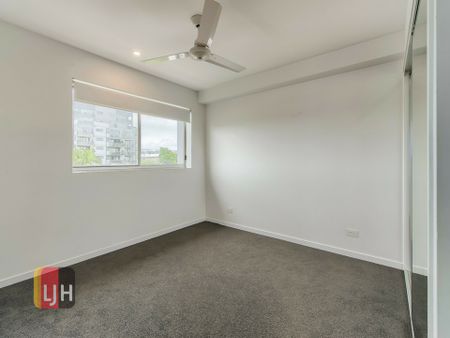 MASSIVE THREE BEDROOM UNIT WITH LIFT ACCESS & HUGE ENTERTAINERS DECK - Photo 3