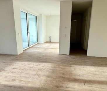 Neubau: Süd-Loggia: 2,5-Zimmer, Dielenboden, Einbauküche, großer HW... - Photo 2