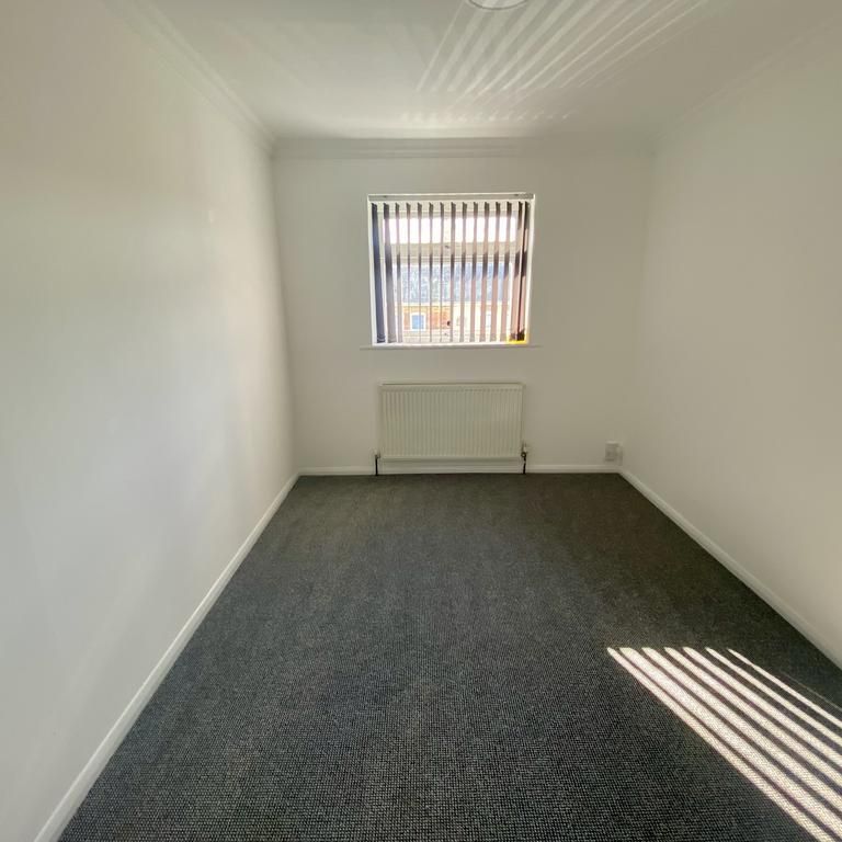 3 bedroom end of terrace house to rent - Photo 1