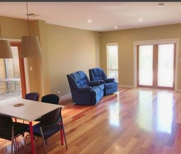 4-bedroom shared house, Sheaoak Dr - Photo 1