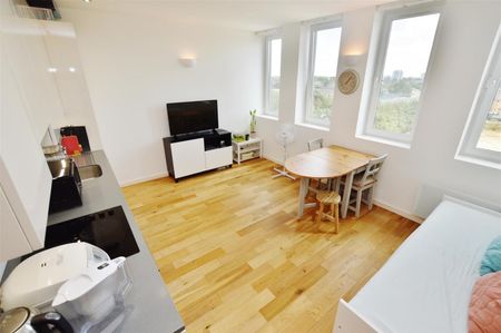 1 bedroom Flat To Let - Photo 2