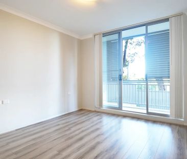 Spacious Unit With Floorboards - Photo 5