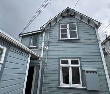 large 3 bedroom sunny apartment in Mt Vic - Photo 1