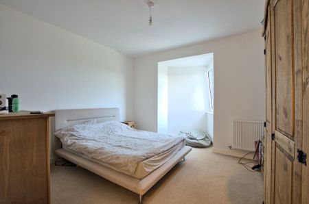 A modern presented, top floor, two bedroom apartment on the popular Trumpington Meadows development providing excellent access to Cambridge City Centre, Addenbrookes Hospital and the train station. - Photo 3