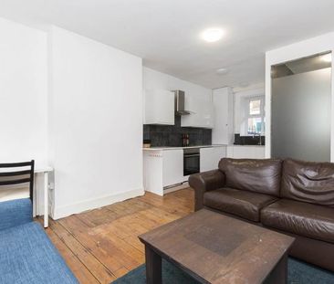 Located in the heart of Shoreditch a modern 2 bedroom flat - Photo 3