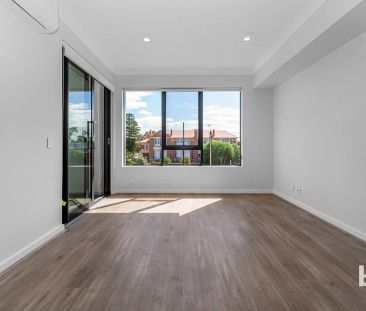 Modern Coastal Apartment with Balcony Living in New Port - Photo 1