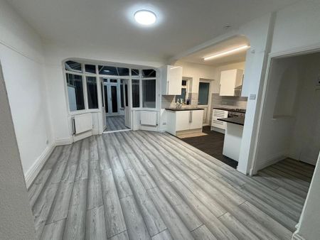 3 bedroom semi-detached house to rent - Photo 2