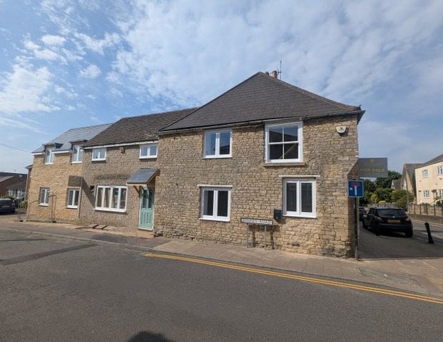 Spinney Road, Irthlingborough, NN9 - Photo 1