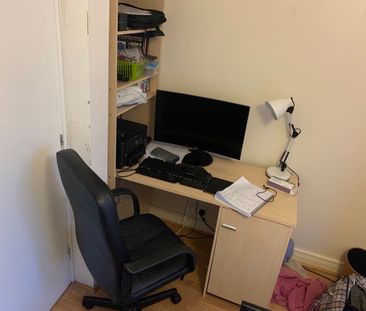 Buckingham Avenue, Hyde Park - Photo 1