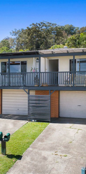 Coastal Living with Ocean Views: Spacious Unit for Rent in Burleigh Heads!" - Photo 1