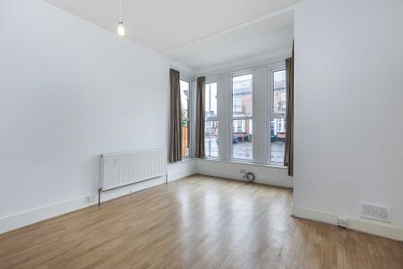 Price £1,800 pcm - Available 12/01/2026 - Unfurnished - Photo 2