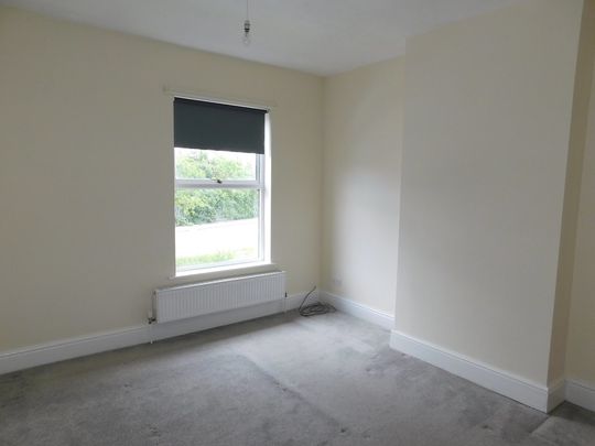 2 bedroom mid terrace to let - Photo 1