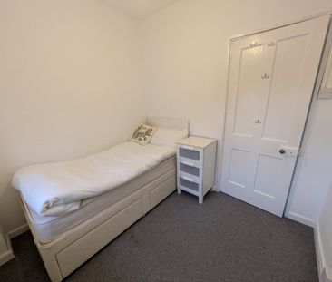 Room in a Shared House, Greestead Gardens, SW15 - Photo 3