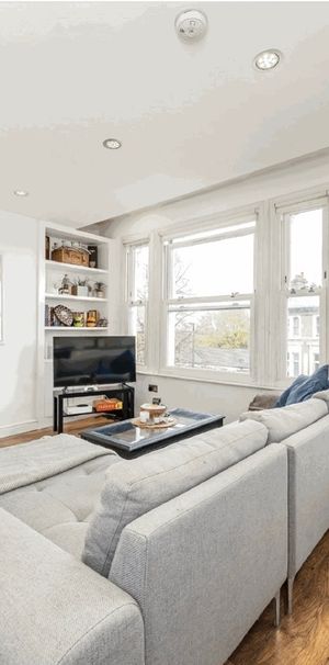 2 Bed Flat, Lavender Hill, SW11 - Photo 1