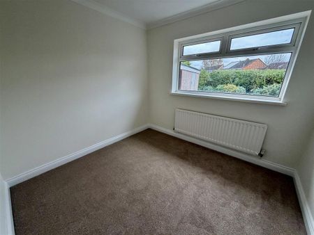 4 bedroom semi-detached bungalow to rent - Photo 4