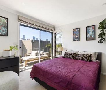 Top-floor retreat with breathtaking city views - Photo 3