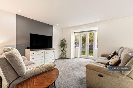 3 bedroom detached house to rent - Photo 2