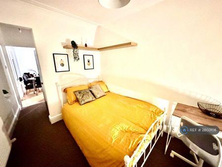 3 bedroom flat to rent - Photo 4