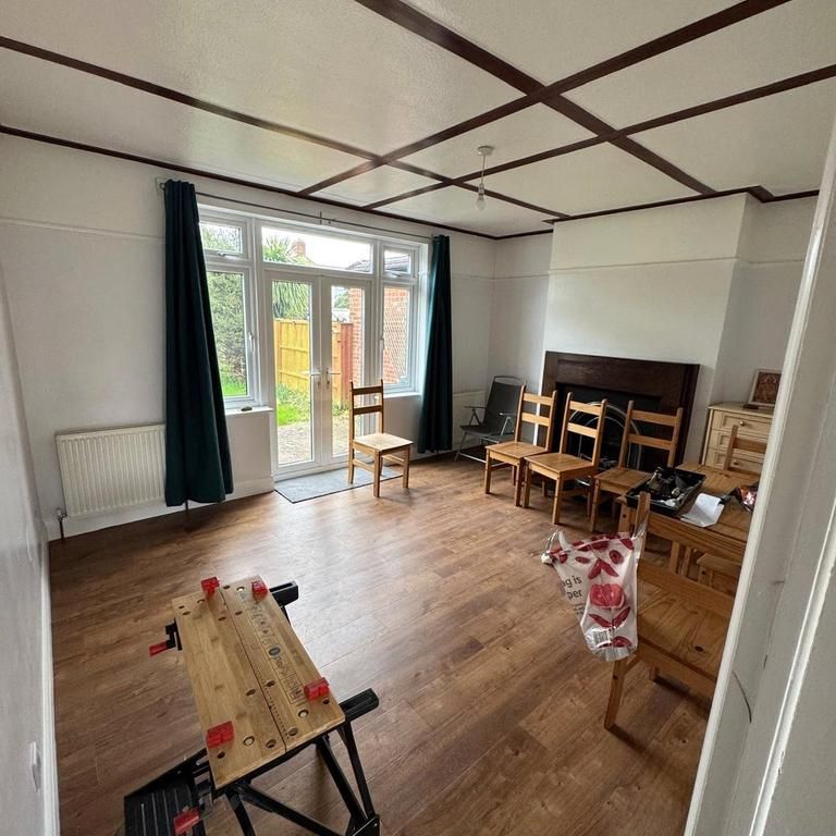 6 bedroom semi-detached house to rent - Photo 1