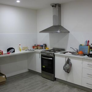 STUDIO ROOM WITH SHARED KITCHEN & LAUNDRY - Electricity and water included! - Photo 2