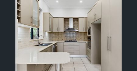 Newly Renovated Three Bedroom Family Home - Photo 4