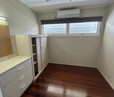 ENJOY THE NATURAL LIGHT, FUNCTIONAL LAYOUT AND HIGH SET HOME THAT I... - Photo 2