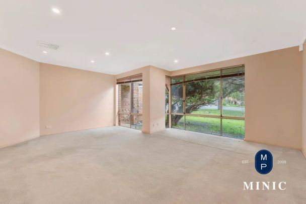 “GREAT HOME, GREAT LOCATION!” - Photo 1