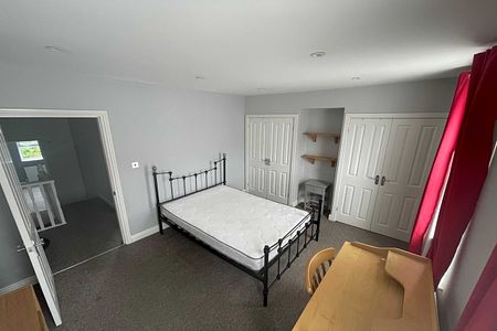 Room 2 - Photo 2