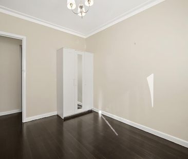 Charming Two Bedroom Unit - Photo 3