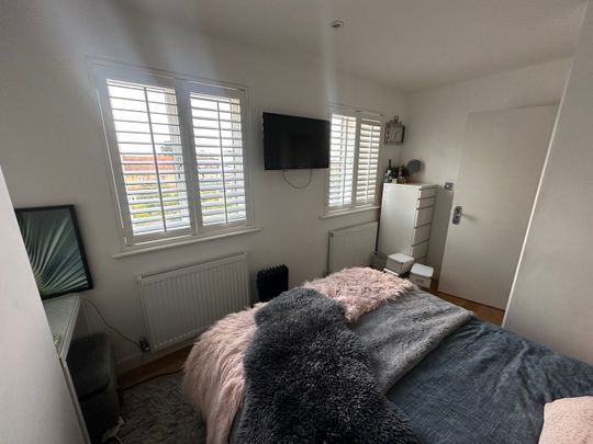 Room in a Shared House, Highwood Gardens, IG5 - Photo 1