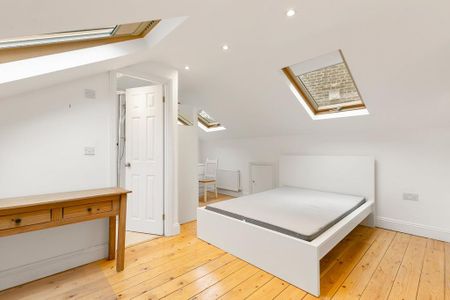 4 bedroom mews to rent - Photo 3
