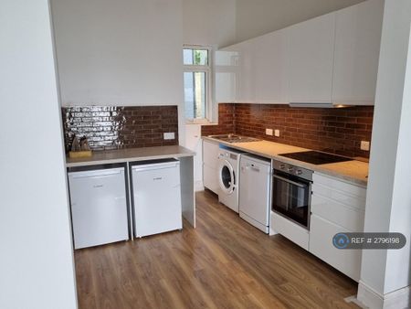 2 bedroom flat to rent - Photo 2