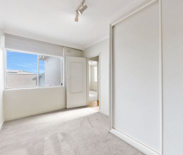 Charming Two-Bedroom Apartment in Prime Essendon Location - Photo 6