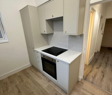 1 Bed Flat, Blackheath, SE3 - Photo 2
