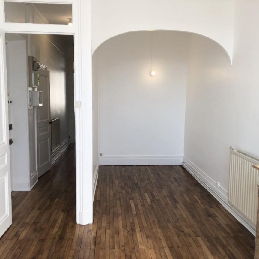 LUMINEUX ET CHARMANT T2 DE 38.84 M² AU 3EME ETAGE - RUE ROUX SOIGNAT 69003 LYON - Photo 1