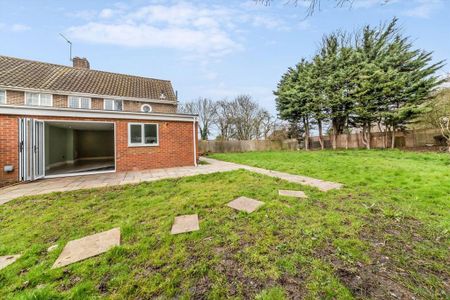 4 bedroom semi-detached house to rent - Photo 4