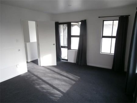 5/4 Brockworth Place, Riccarton, Christchurch City - Large Townhouse near Hospital and Hagley Park - Photo 2