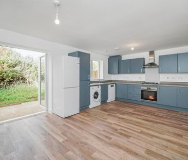 4 bedroom semi-detached house to rent - Photo 3