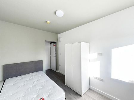 1 bedroom in a house share to rent - Photo 2