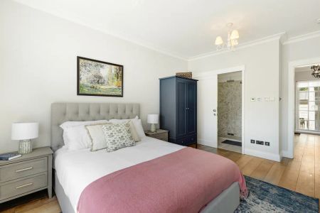 4 bedroom house in London - Photo 2