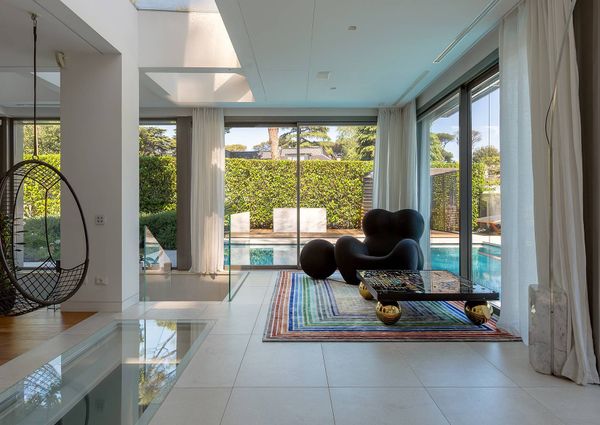 Luxury Villa with Pool and Spa in the Heart of EUR