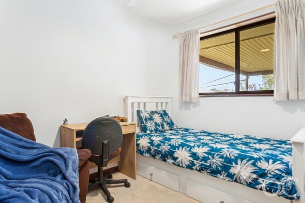 Open the Door to Family-Friendly Living in Aberfoyle Park - Photo 1