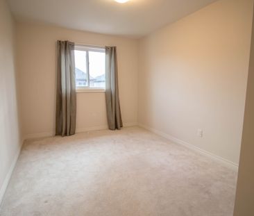 556 Julia Dr, Welland - 3 Bedroom Townhouse - Photo 6