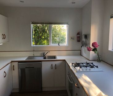 Modern 3 bed, 2 bathroom with 3 carparks - Photo 3
