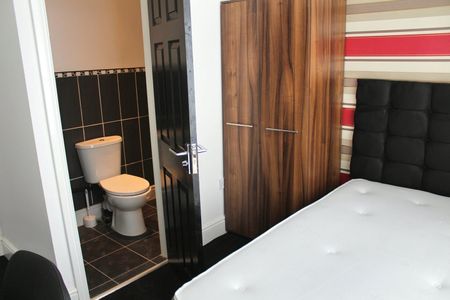 3 Bed End Terrace, Deyne St, M6 - Photo 2