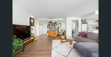 Sophisticated Inner-City Living with Style, Space and Lifestyle Appeal - Photo 2