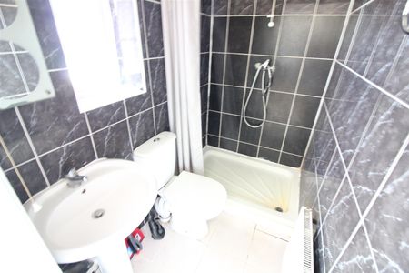 Sutton Square, Hounslow - Photo 5