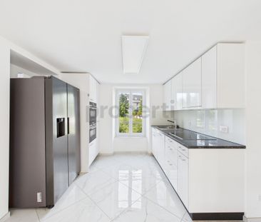 Hochwertig renovierte 2.5- Zimmerwohnung in historischem Haus - Photo 2