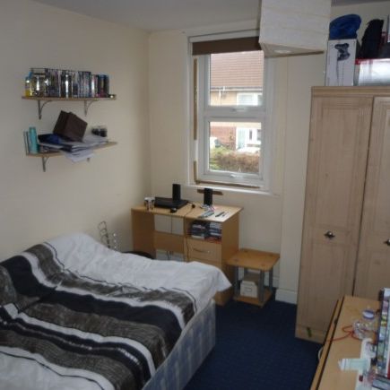 4 double bed, refurbished house, great location - Photo 1